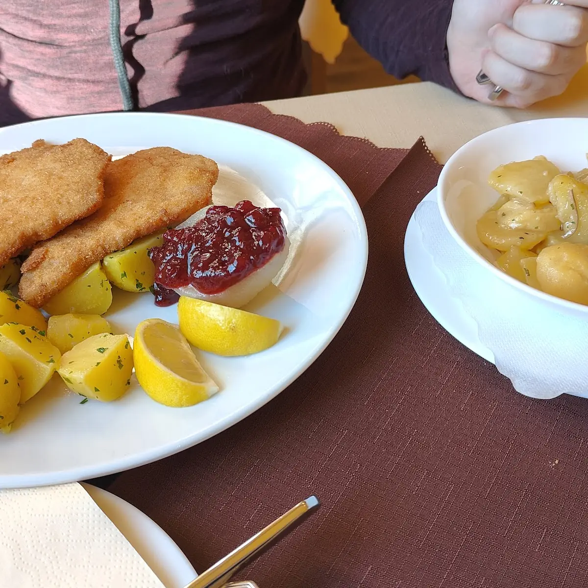 Surschnitzel Mit Petersilerdäpfel Und Kartoffelsalat