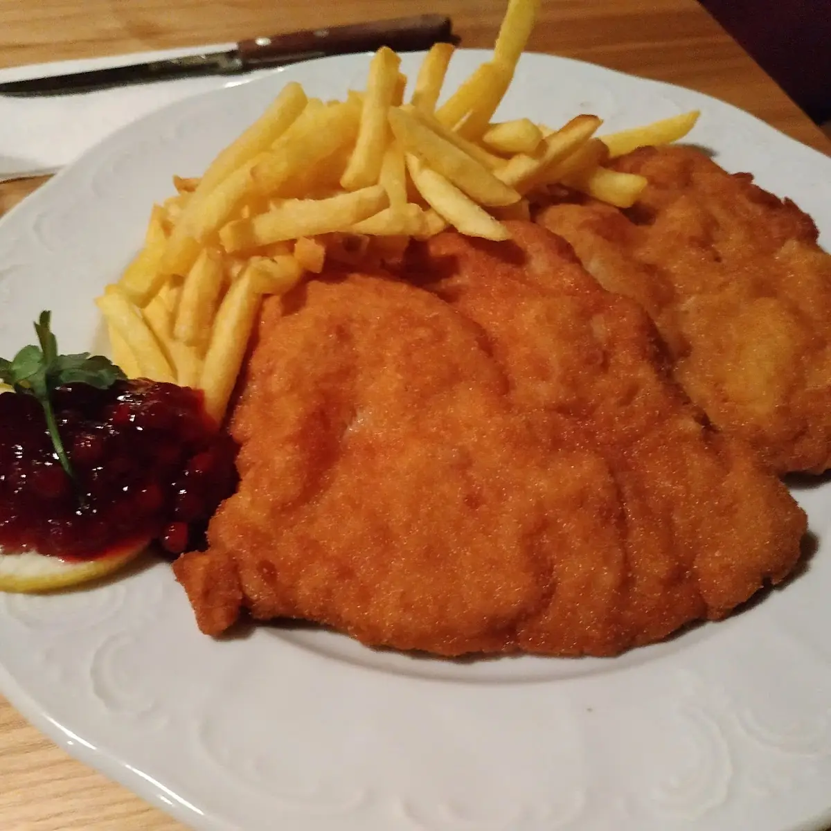 Gebackenes Schweinsschnitzel Mit Pommes Frites