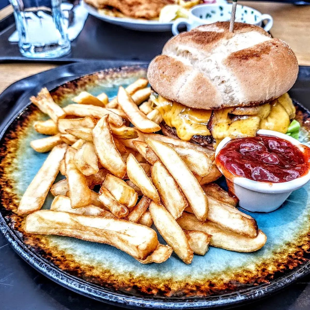 Cheesburger Mit Pommes