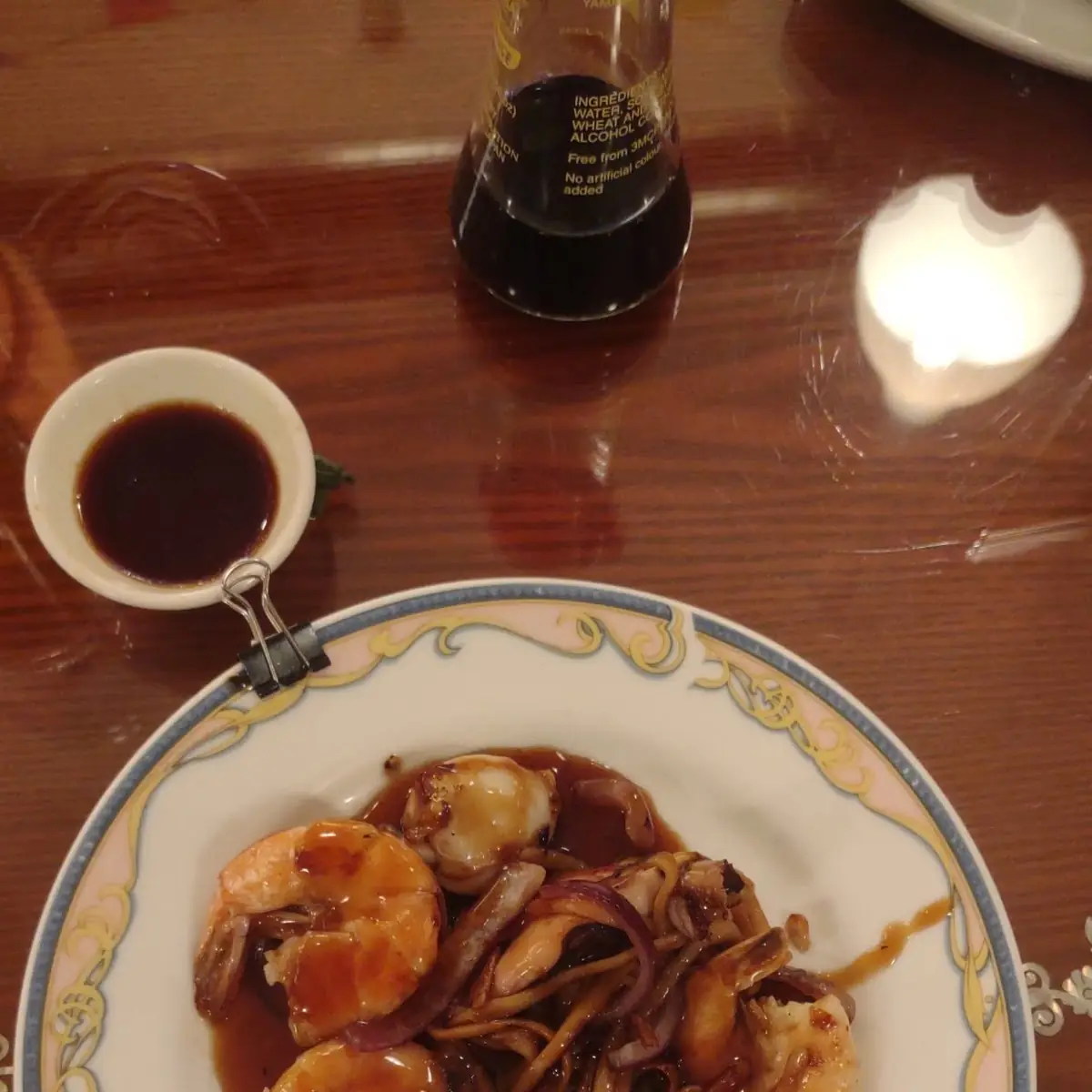 Ein Misch Aus Frisch Zubereiteten Meeresfrüchten Und Nudeln Mit Teranjaki Sauce