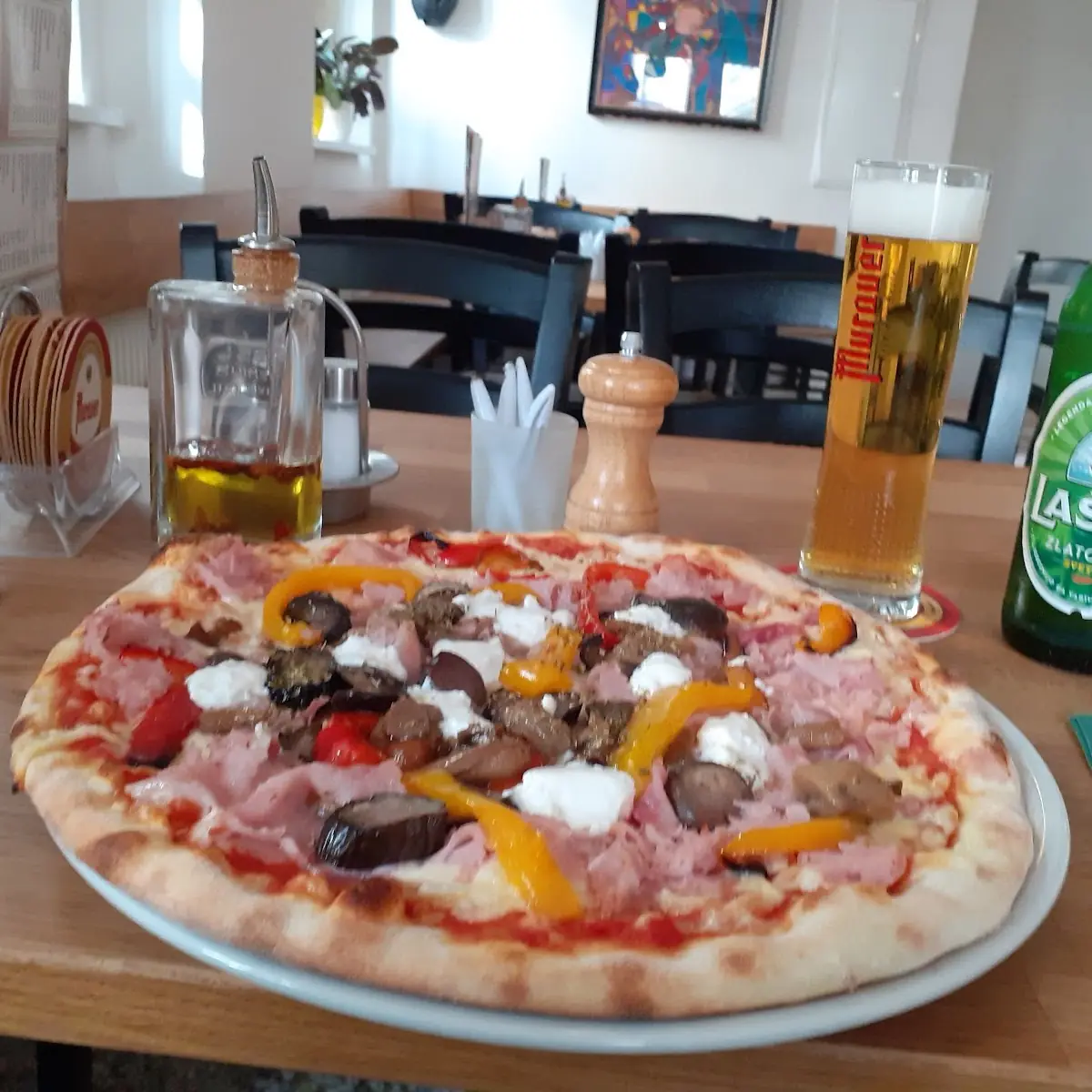 Monatspizza Mit Käse Gegrilltem Gemüse Und Schinken