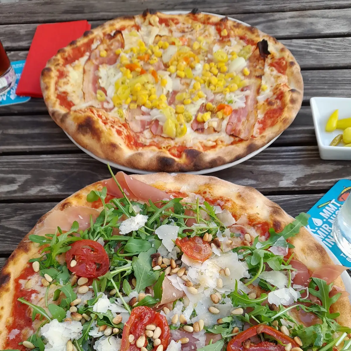 Pizza Des Monats Mit Pomodori Secchi Gorgonzola Pinienkernen Und Avocado