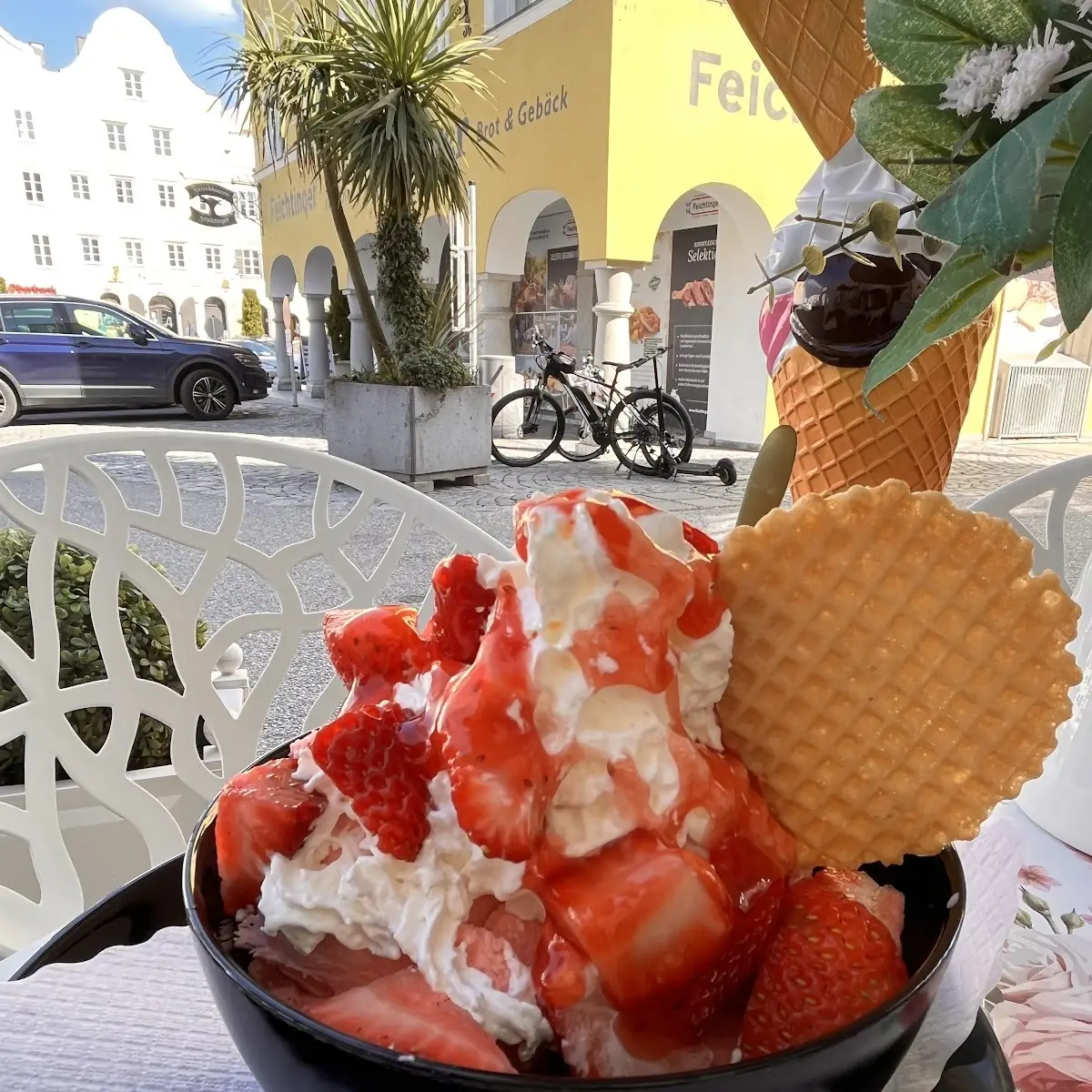Erdbeereisbecher