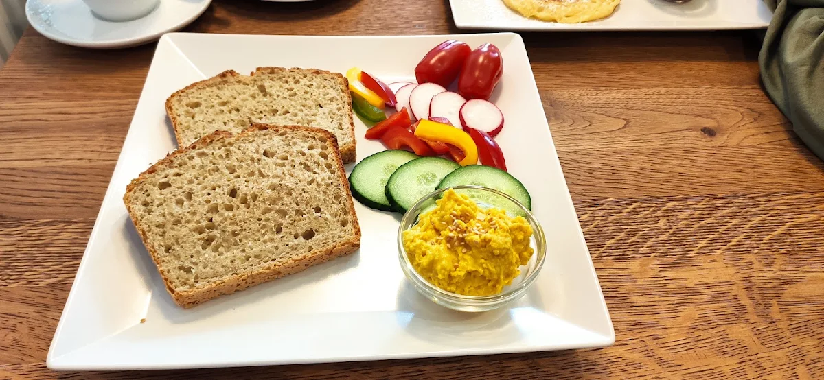 Brot Mit Hausgemachtem Hummus Und Gemüsegarnitur Vegan