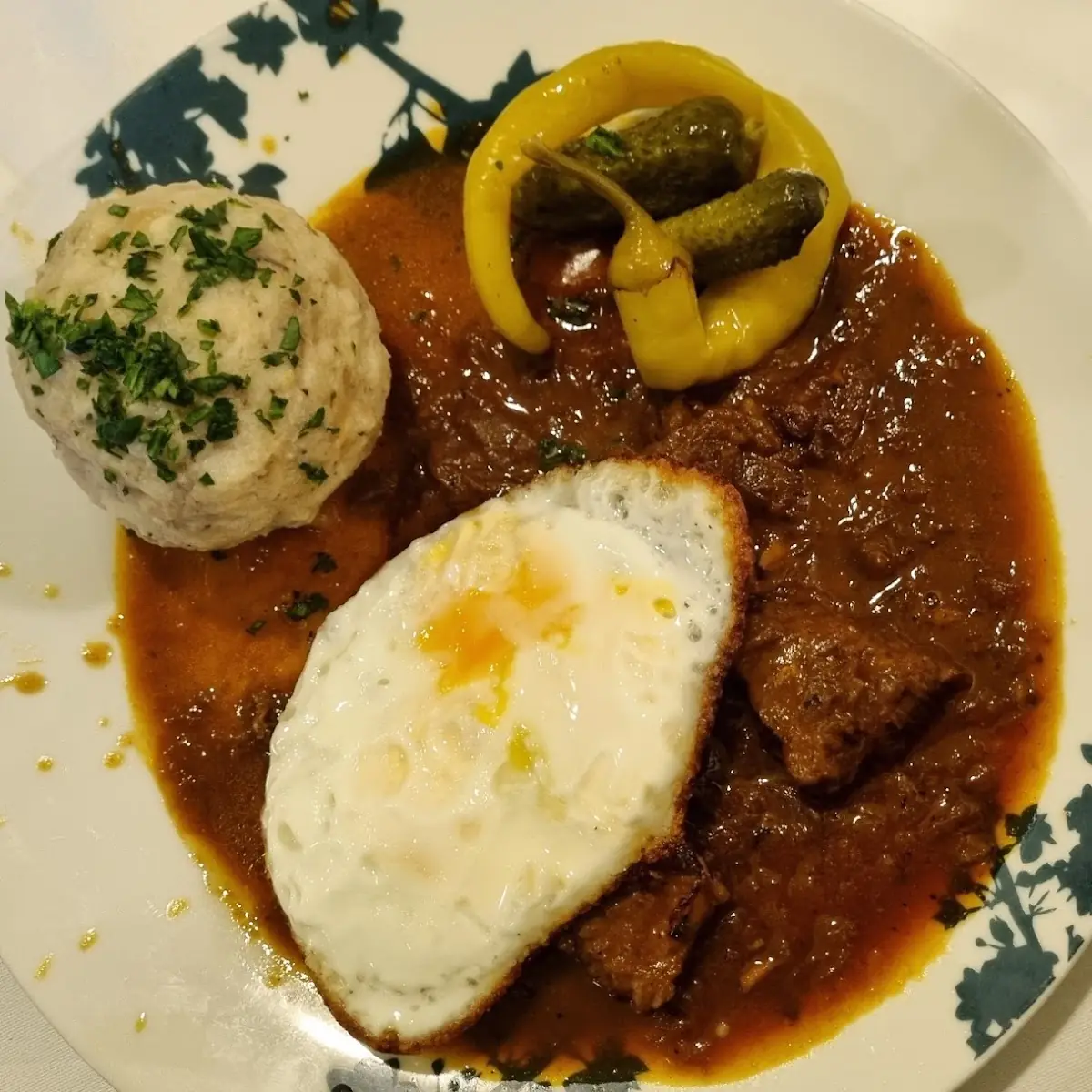 Spezialgulasch Mit Knödel Und Spiegelei