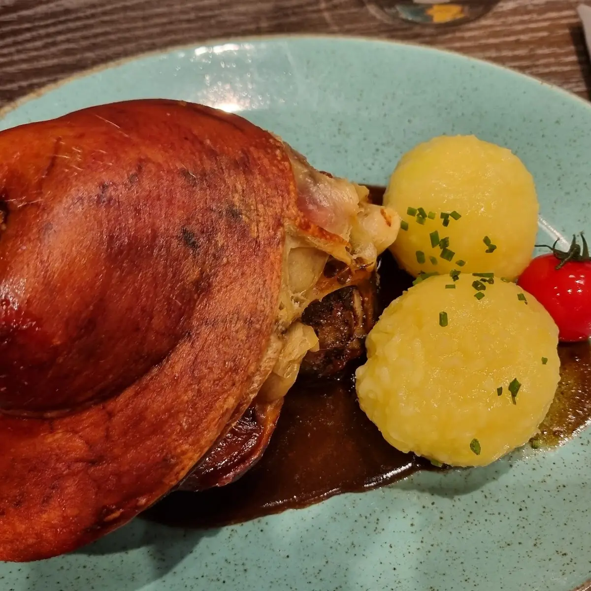 Haxe Mit Rotkraut Und Knödel