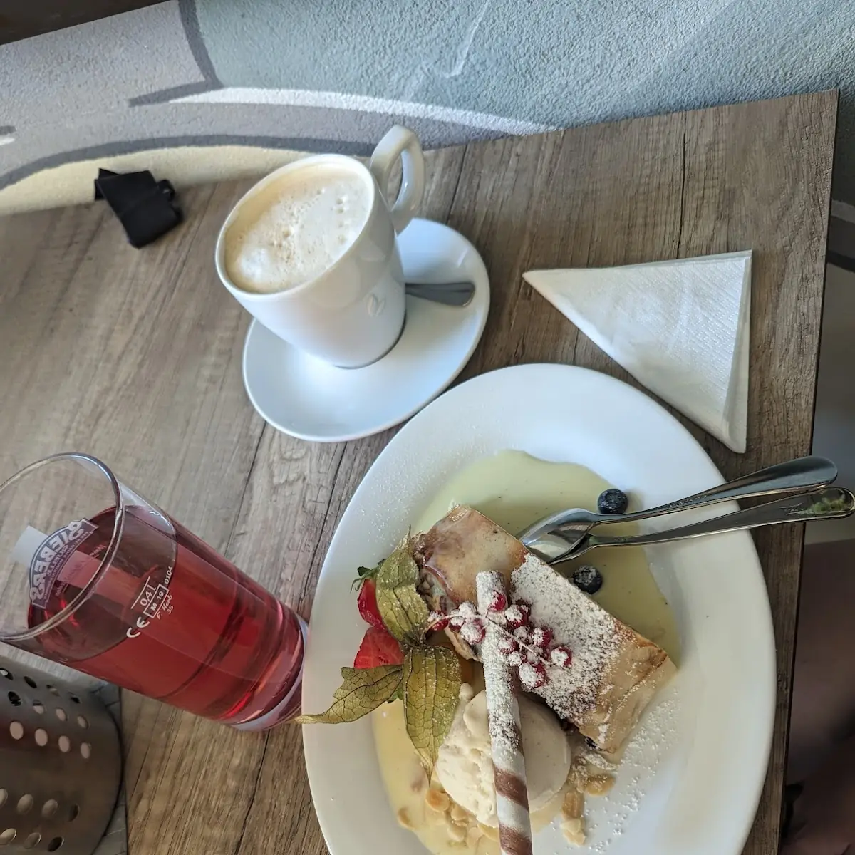 Selbstgemachter Apfelstrudel Und Milchkaffee