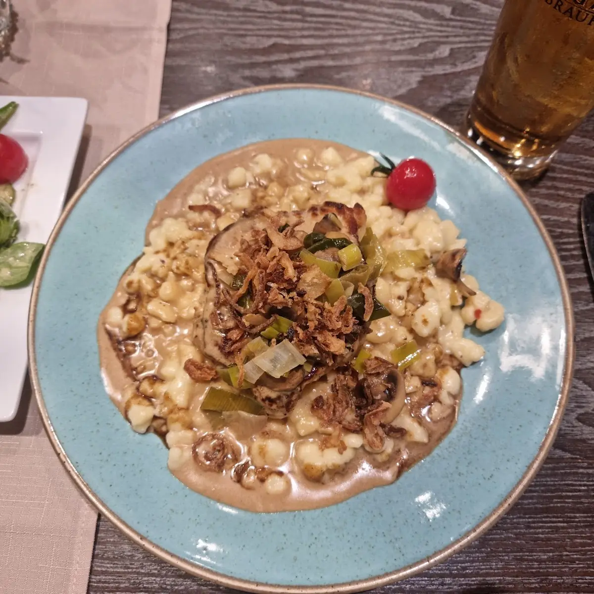 Steak Vom Allgäuer Schweinerücken An Bergkässpätzle Lauch Champignons Und Leichter Rahmsauce