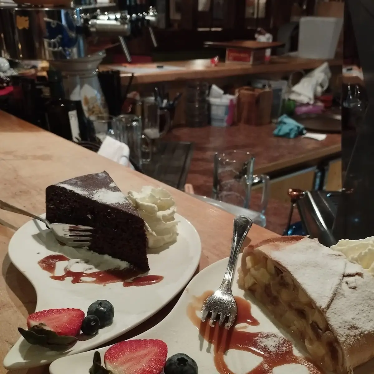 Sachertorte Und Apfelstrudel