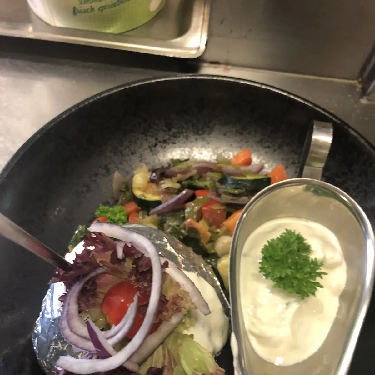 Ofenkartoffel Mit Frischem Gemüse Und Sauerrahm