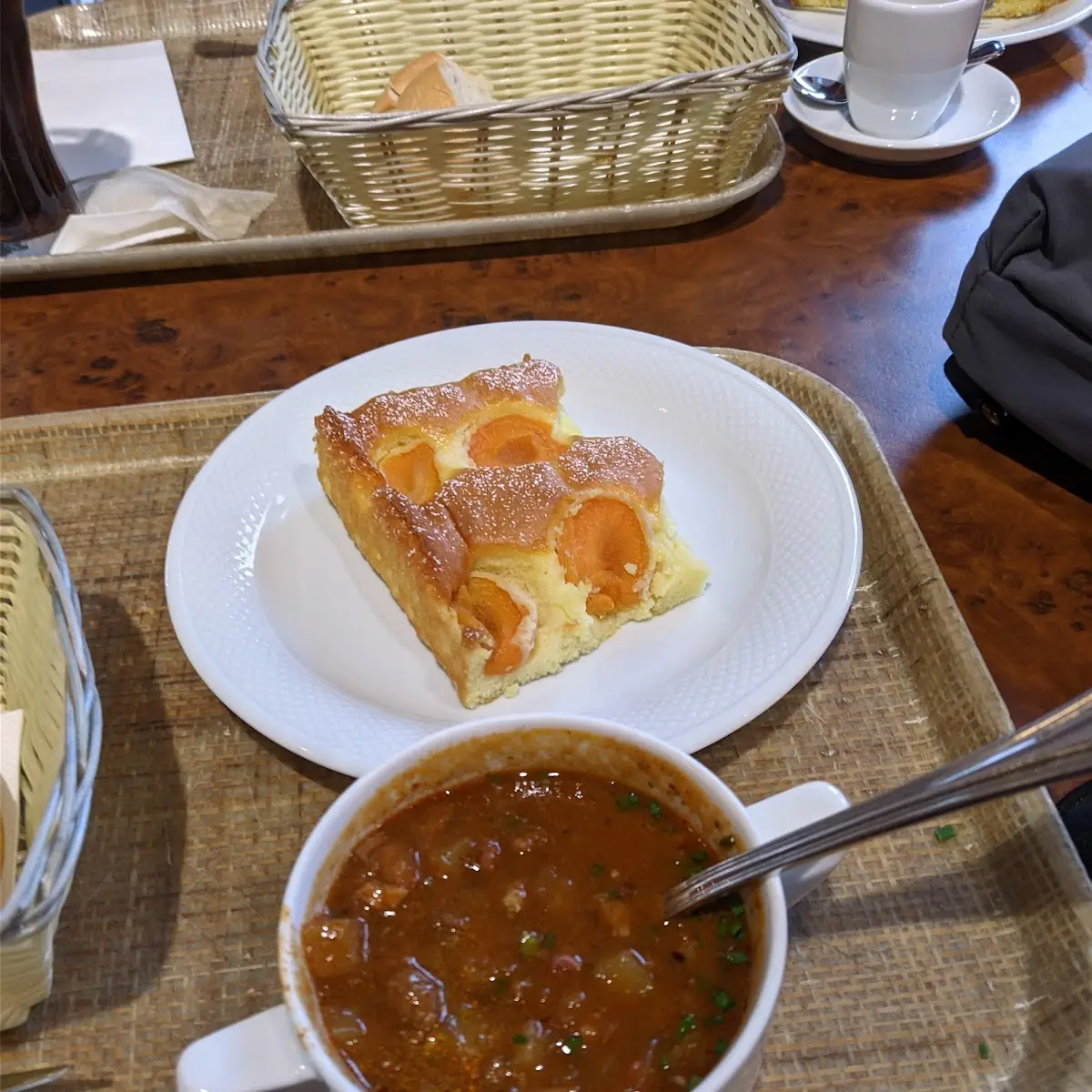 Gulaschsuppe Marillenkuchen