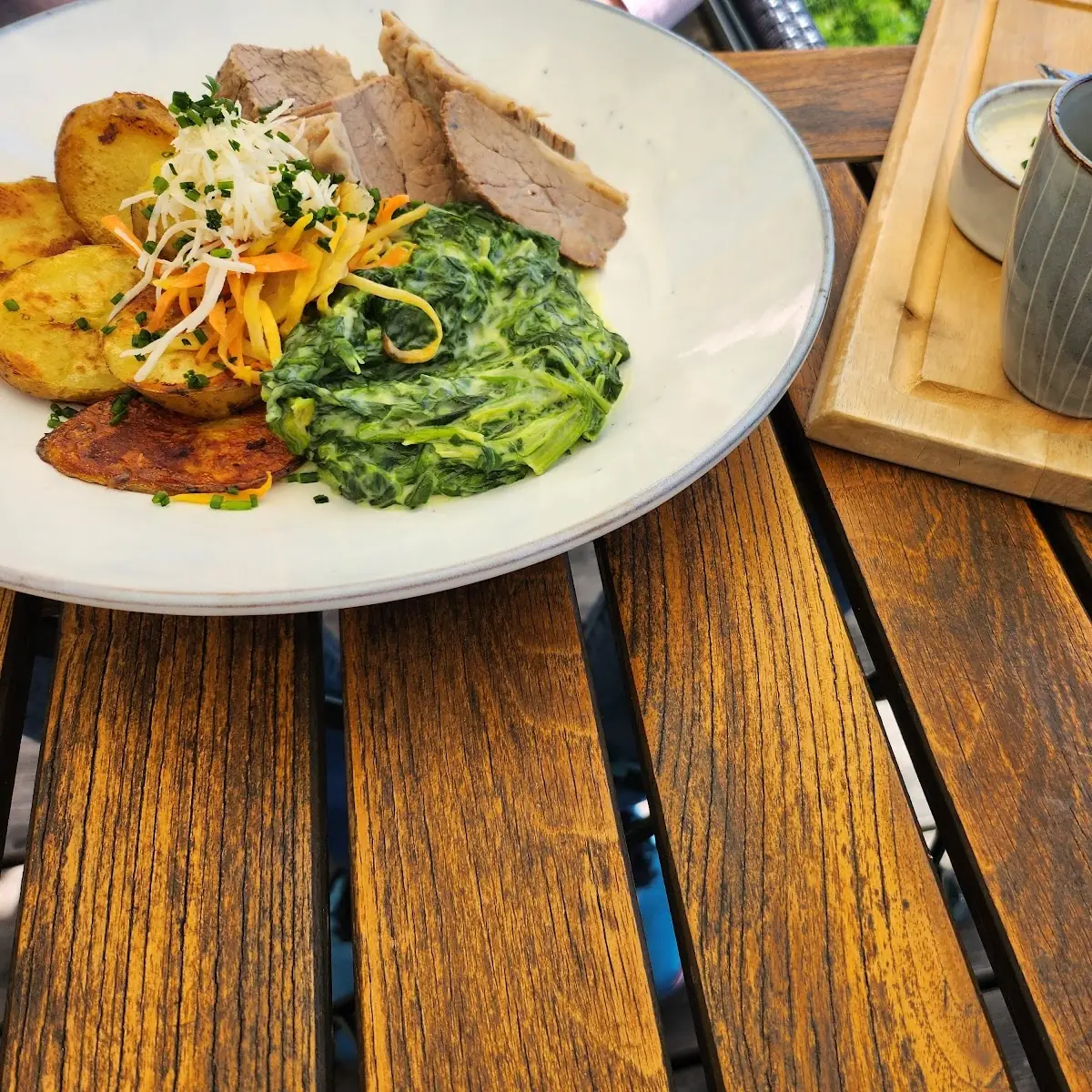 Tafelspitz Mit Rahmspinat Und Röstkartoffeln Sowie Semmel Und Apfelkren