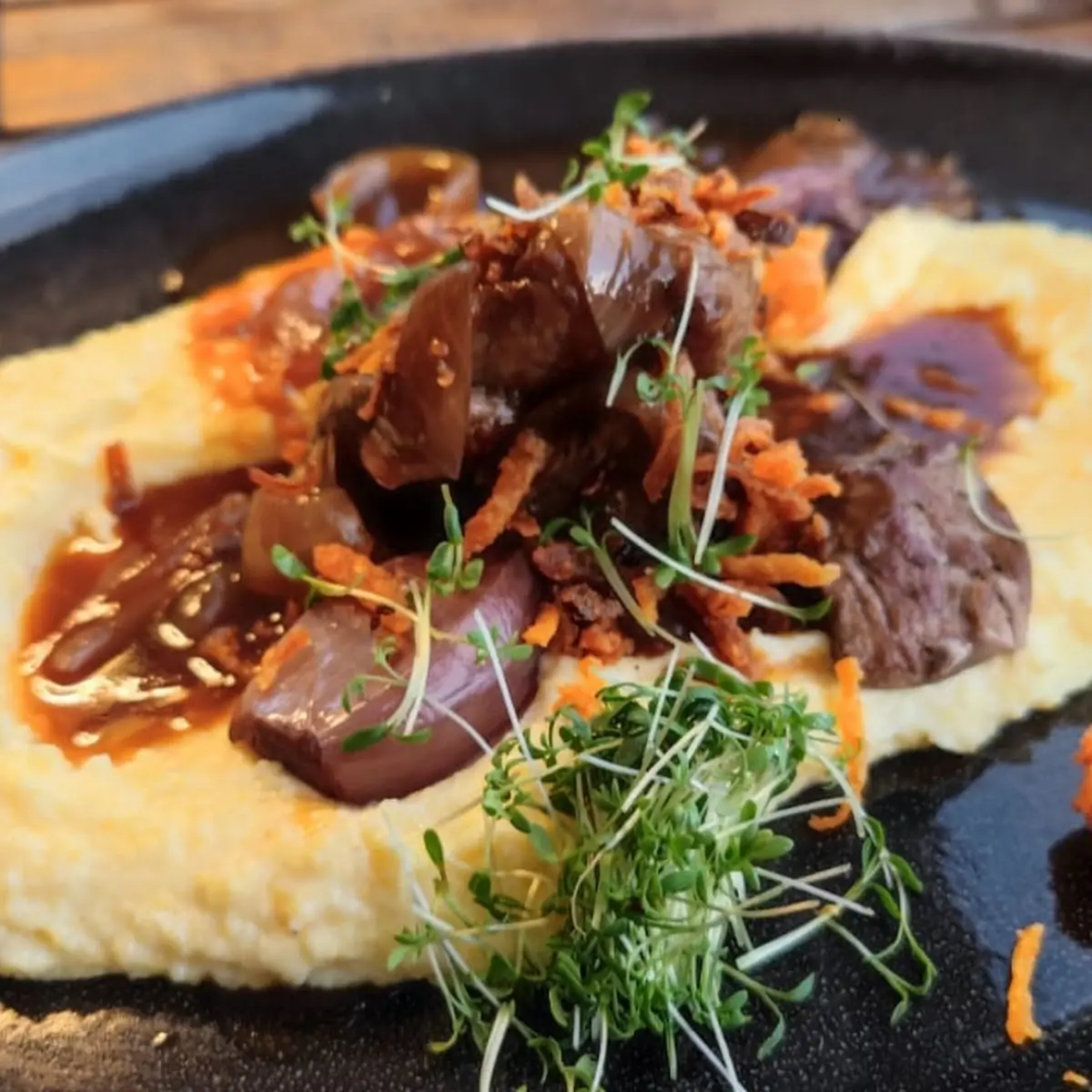 Zwiebelrostbraten Auf Polenta Mit Schalotten