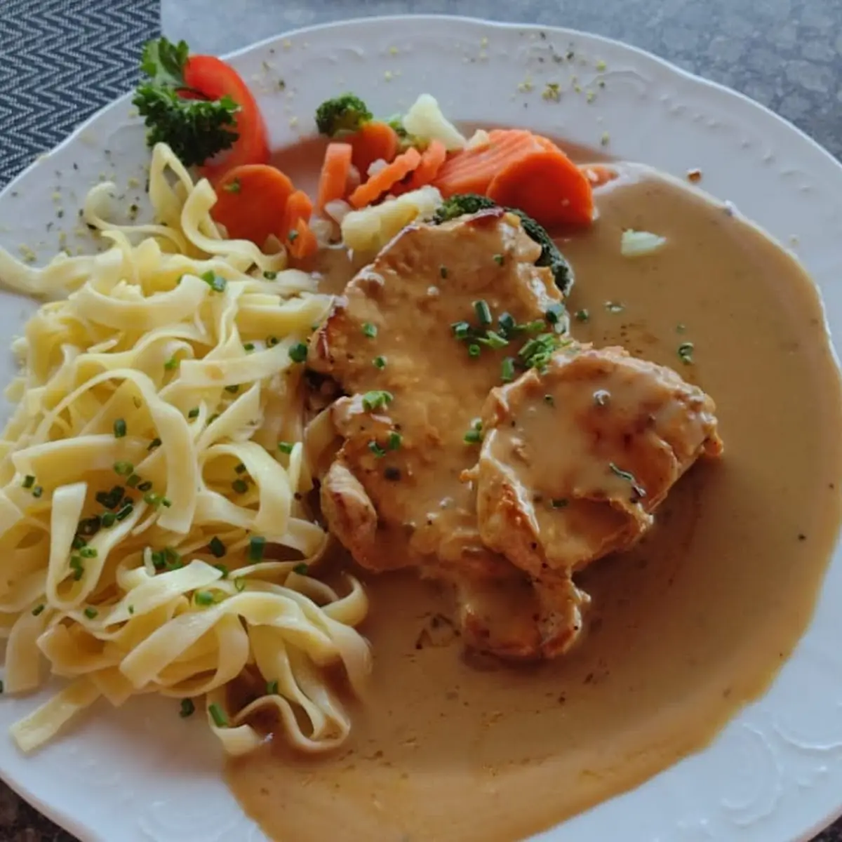 Zart Gegrilltes Schweinerückensteajk Auf Würzigen Safterl Mit Bandnudeln