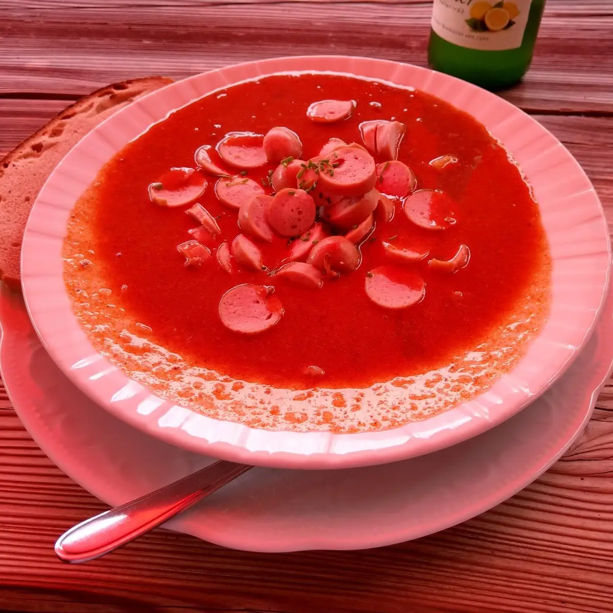 Gulaschsuppe Mit Würstl Und Brot