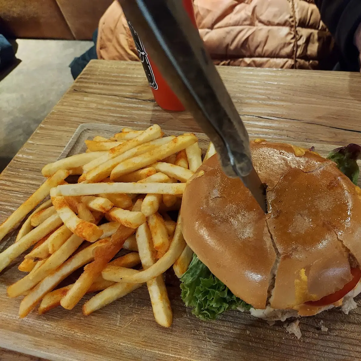 Chicken Burger Mit Pommes