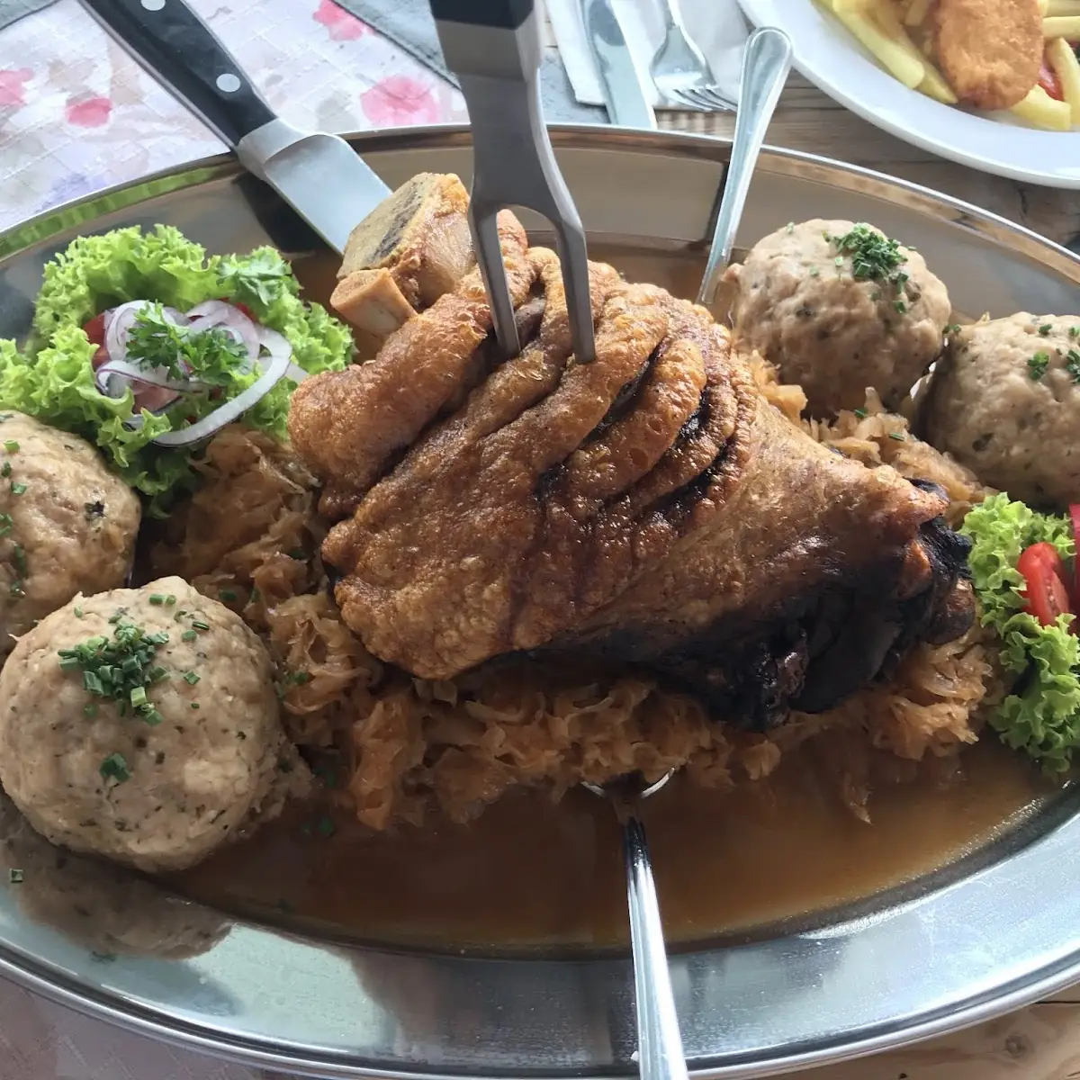 Schweinshaxe Mit Klößen