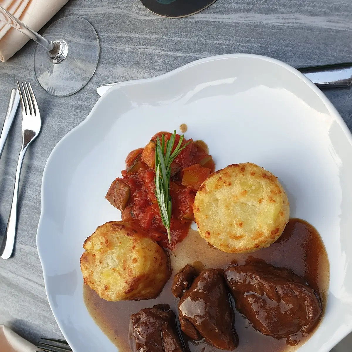 Schweinebäckchen Mit Rösti Und Ratatouille
