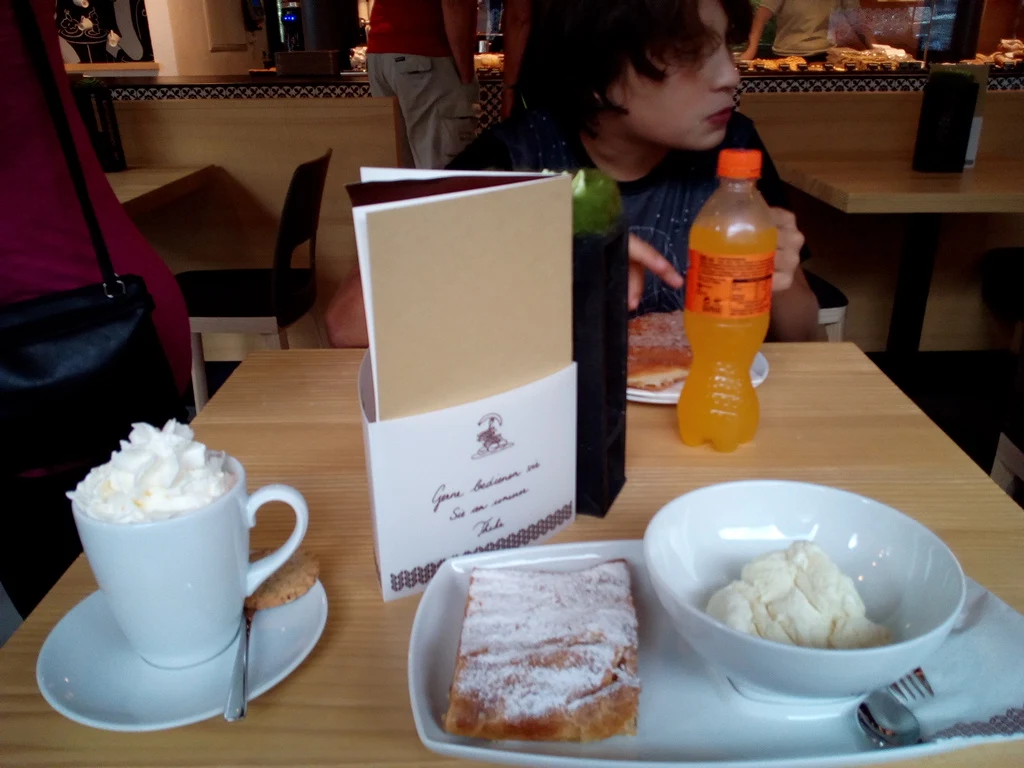 Apfelstrudel Mit Eis Und Schokolade Mit Sahne
