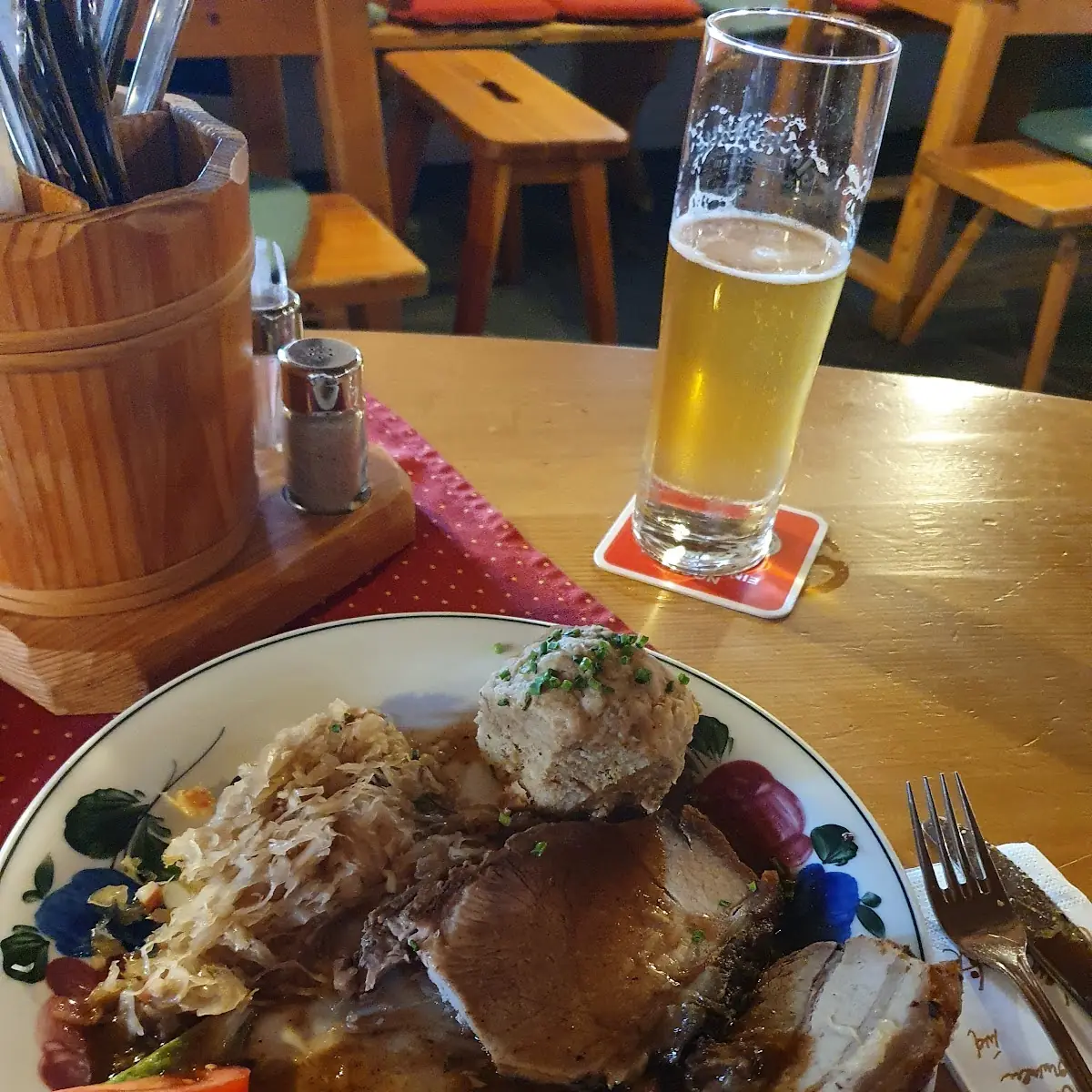 Schweinebraten Mit Kraut Und Knödel
