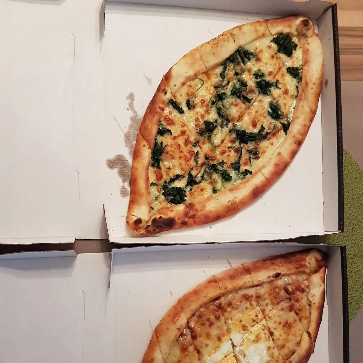 Pide Mit Spinat Und Käse