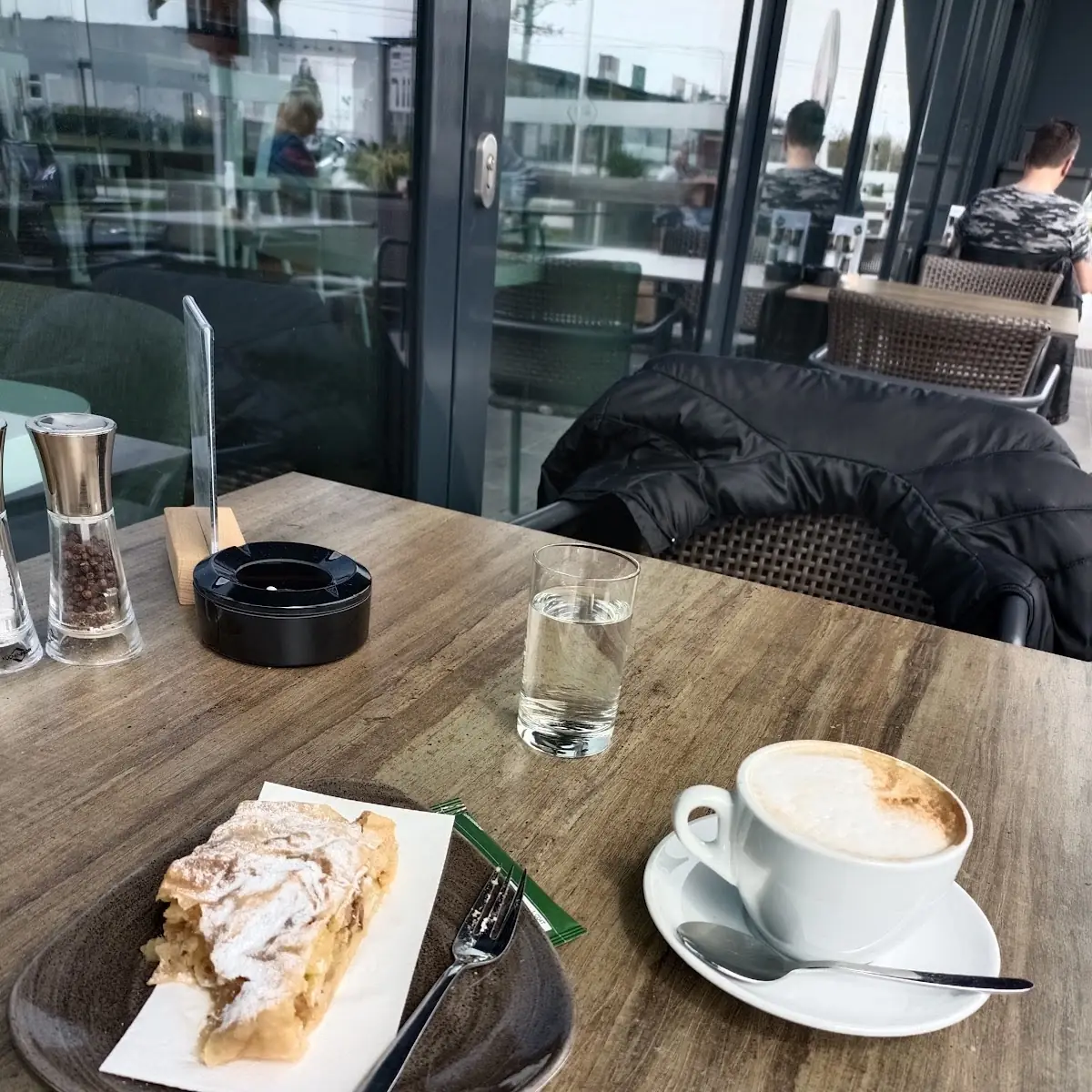 Apfelstrudel Frisch Aus Dem Backofen