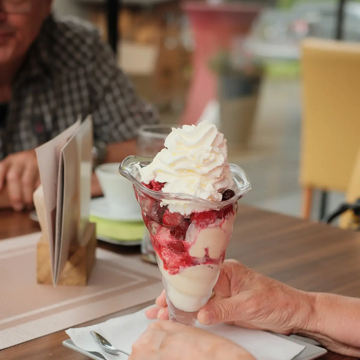 Heiße Liebe Vanille Eis Mit Warmen Himbeeren