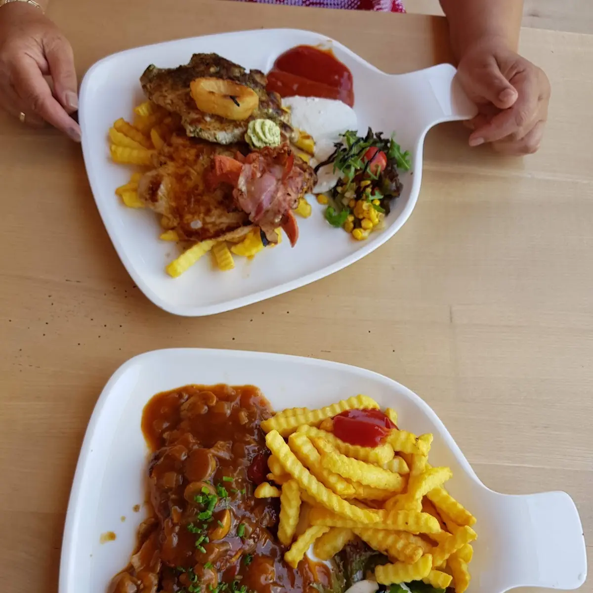 Grillteller Und Jägerschnitzel