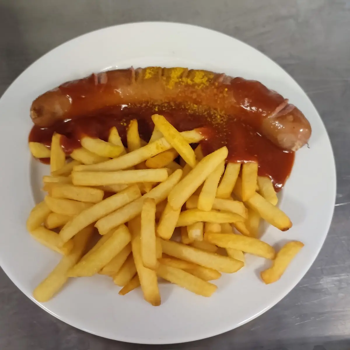 Grillwürstel Mit Pommes