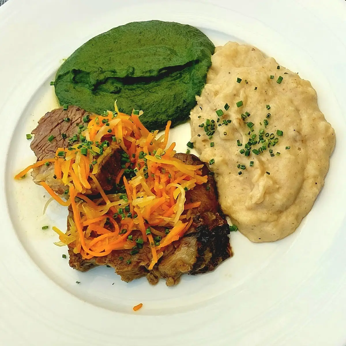 Gekochtes Rindfleisch Mit Spinat Und Semmelkren