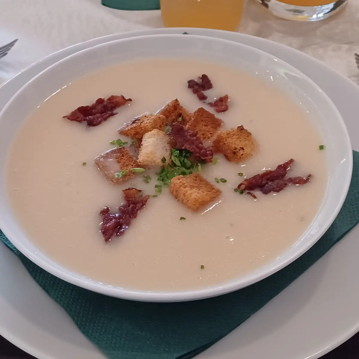 Klassische Knoblauchcremesuppe Mit Kräutercroutons