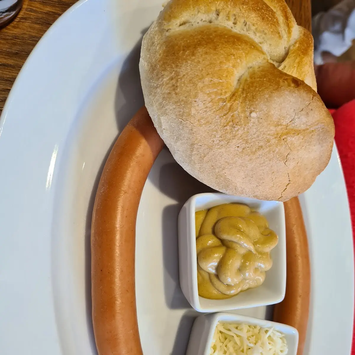 Sacherwürstel Mit Senf Und Kren Und Handsemmel