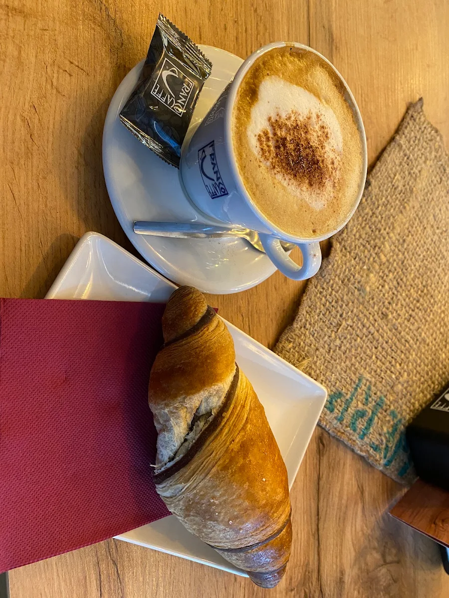 Cappuccino Mit Schokoladencroissant