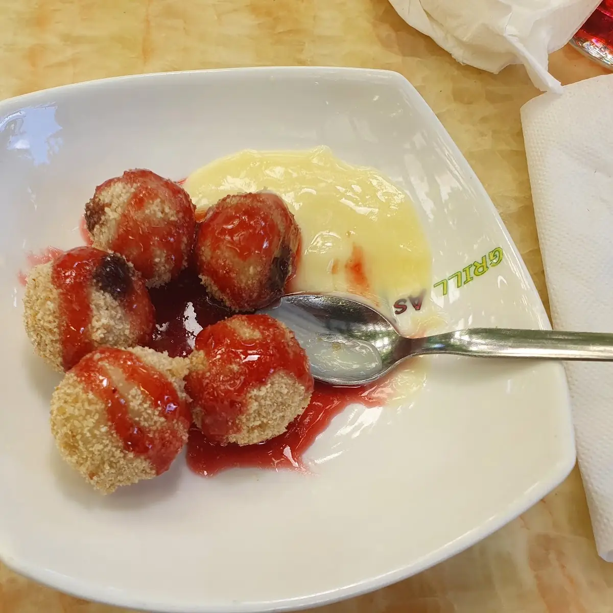 Nuss-nougat Knödel Mit Vanille Und Erdbeer Sauce