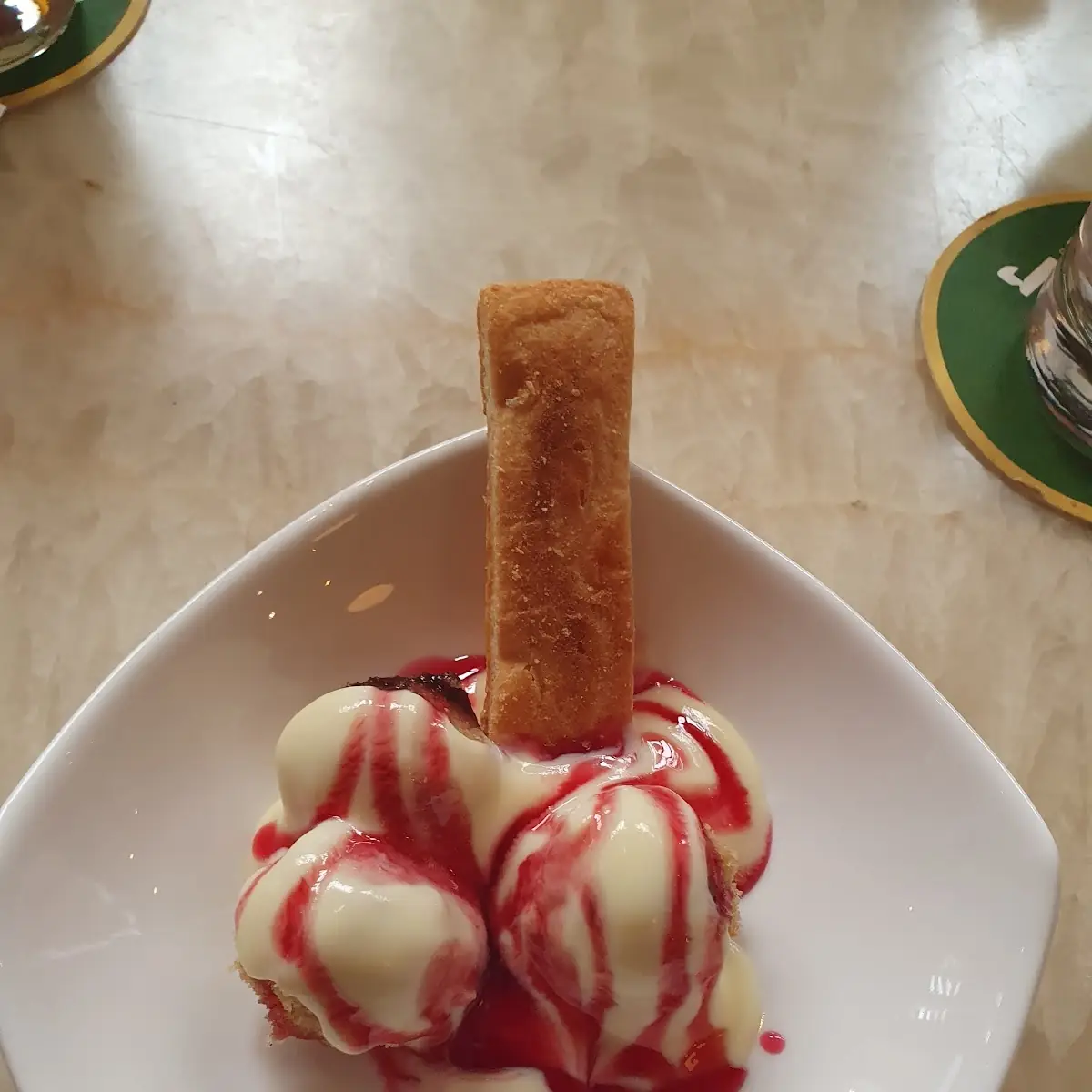Nuss-nougat Knödel Mit Vanillesauce Und Erdbeersyrup
