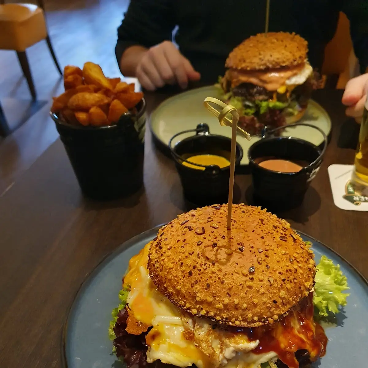 Der Mit Vü Kas Mit Pommes Und Saucen