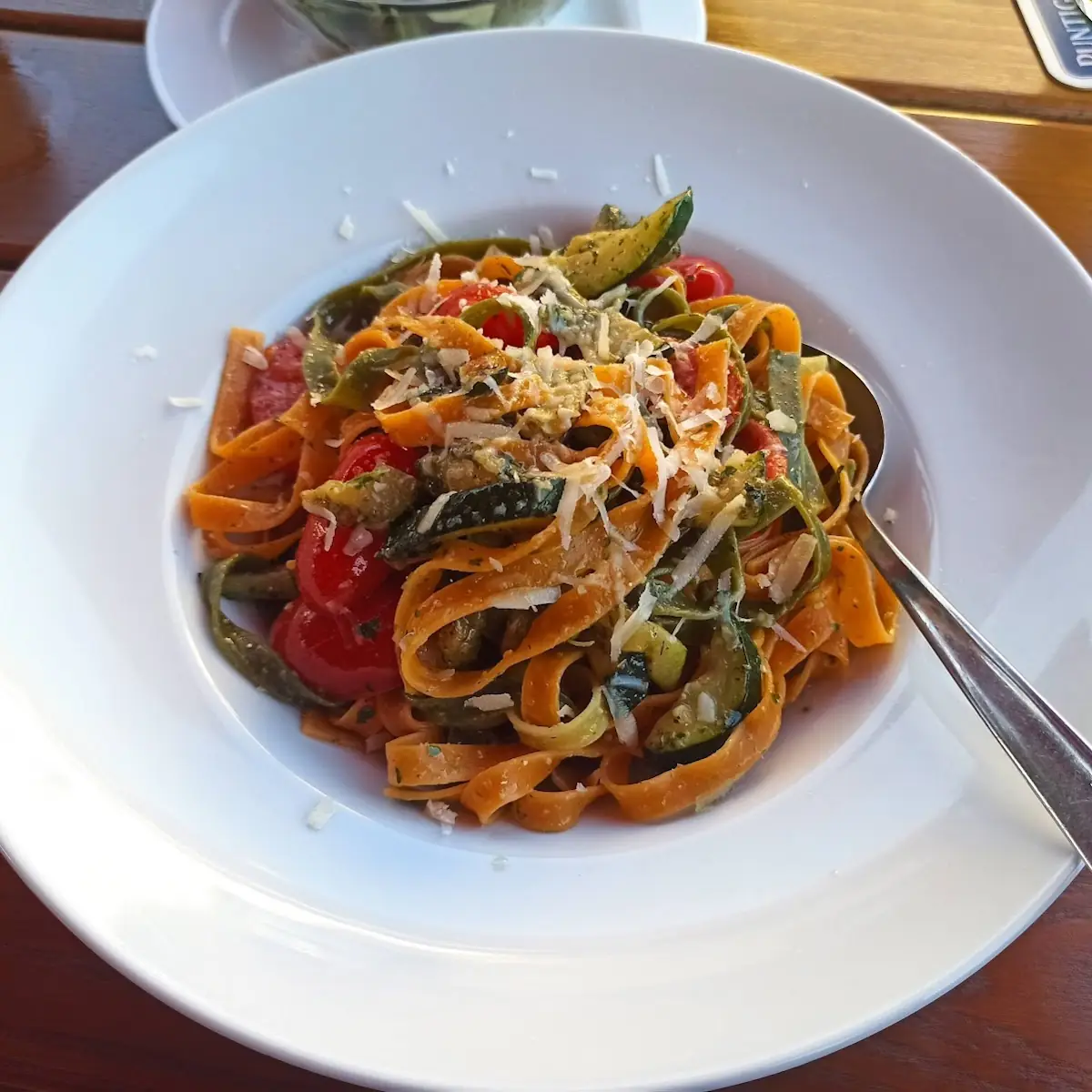 Mediterrane Tagliatelle Mit Bärlauchpesto Zucchini Und Gegrillte Tomaten