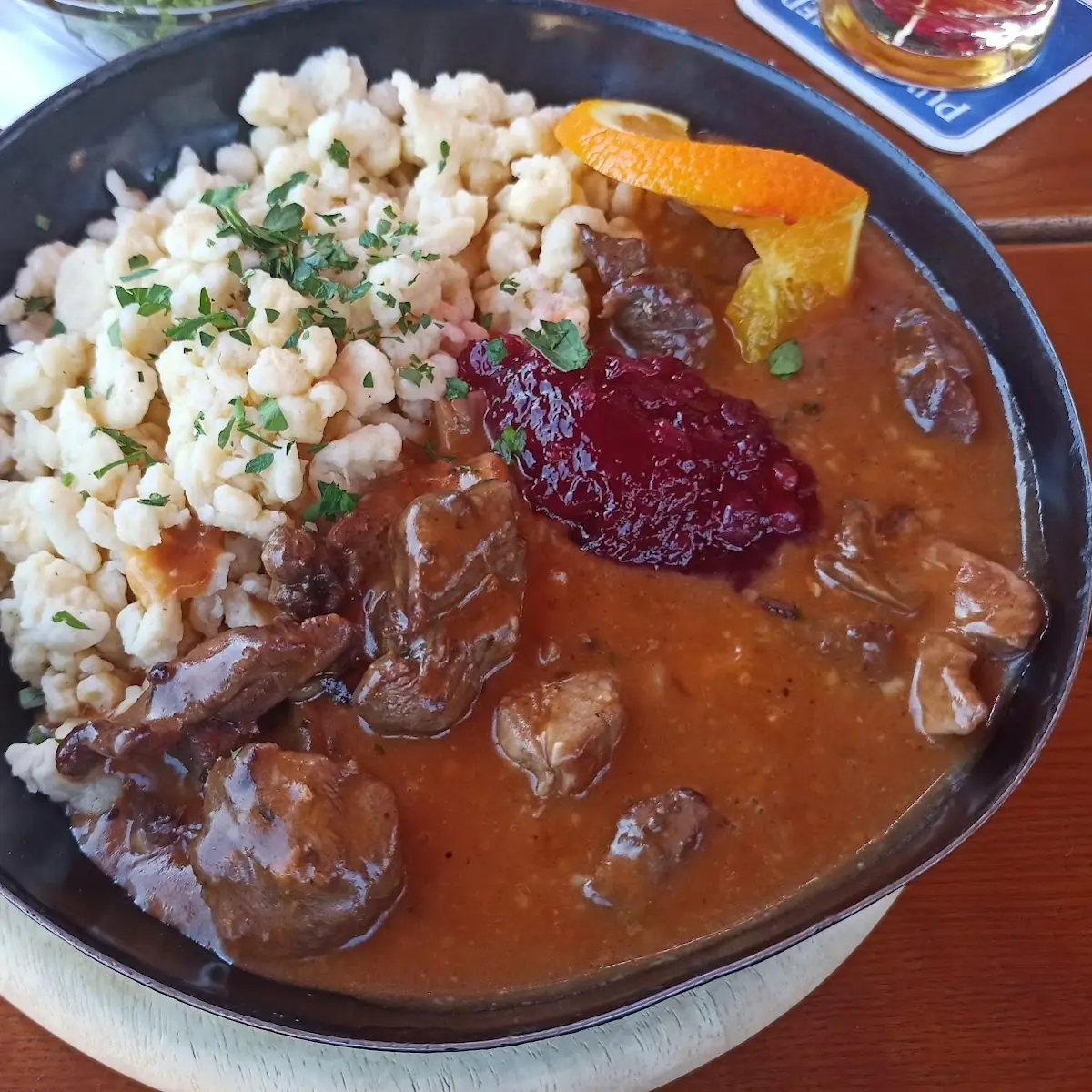 Reh Pfanne Mit Spätzle Und Pilzen