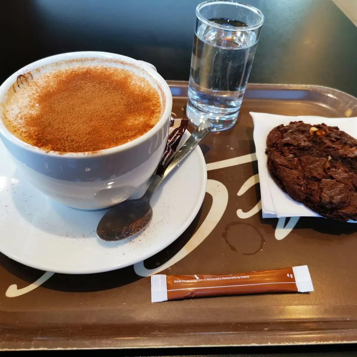 Cappuccino Und Triple Chocolate Cookie