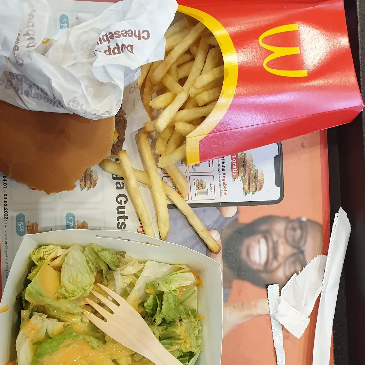 Cheeseburger Pommes Und Gartensalat