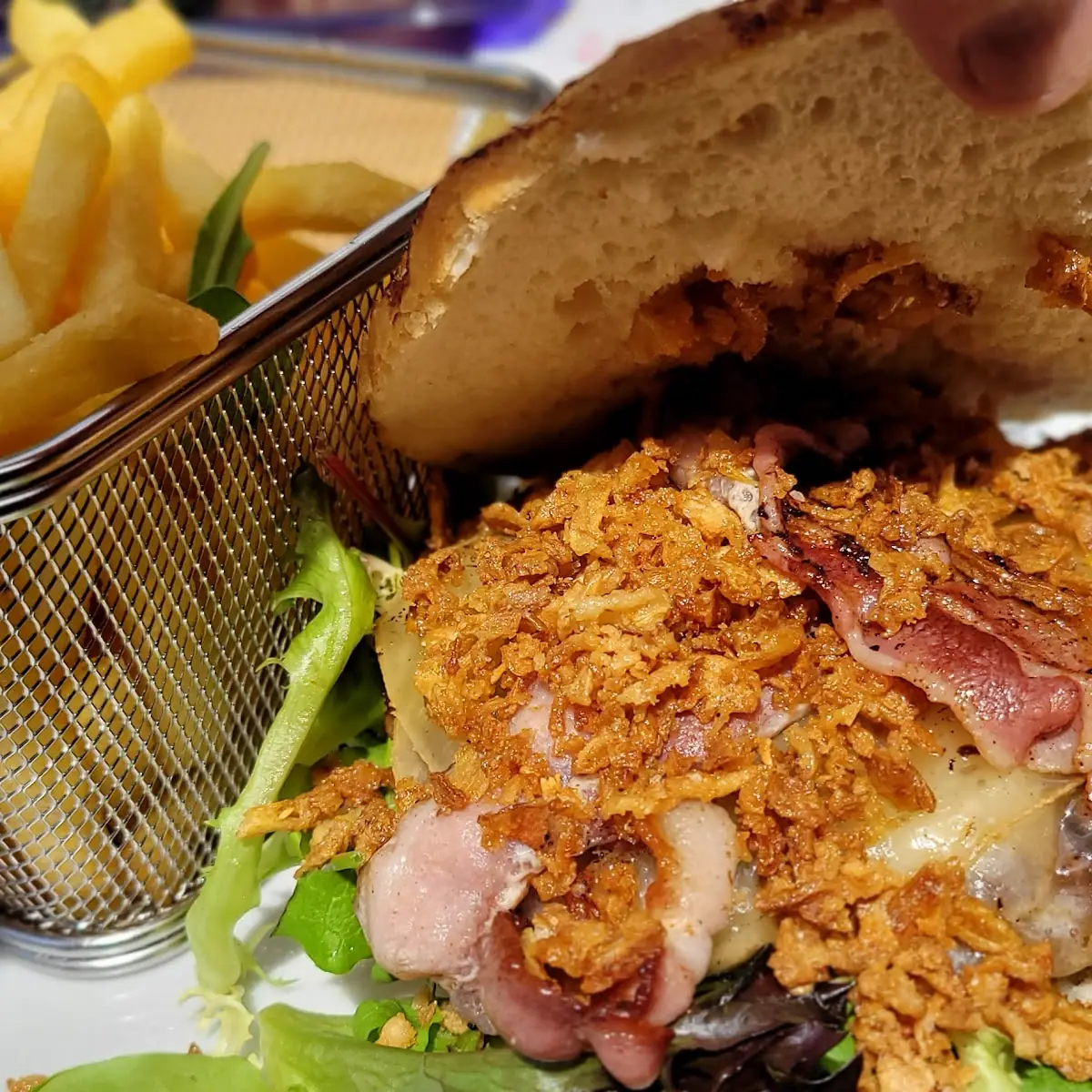 Almburger Mit Pommes Frites