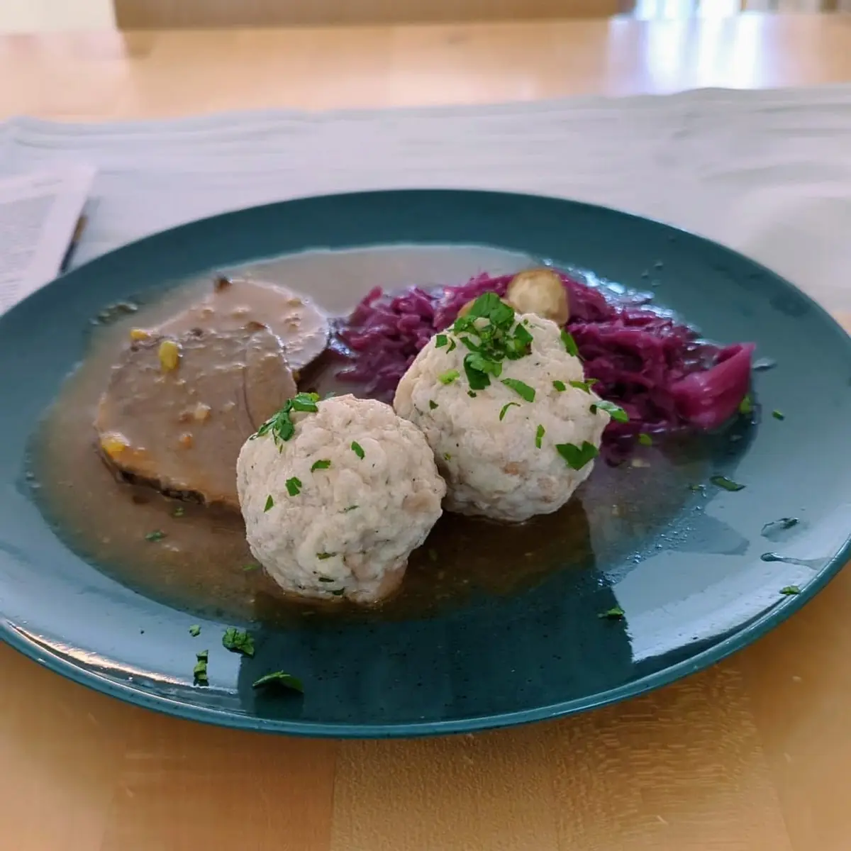 Hirsch Mit Knödel Maroni Und Rotkraut