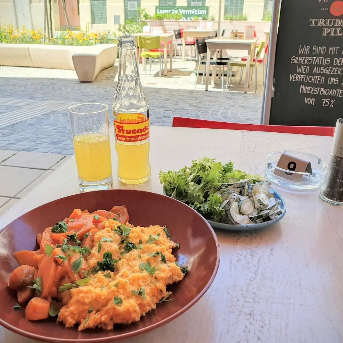 Vegetarisches Mittagsmenü Süßkartoffel Polenta Und Salat