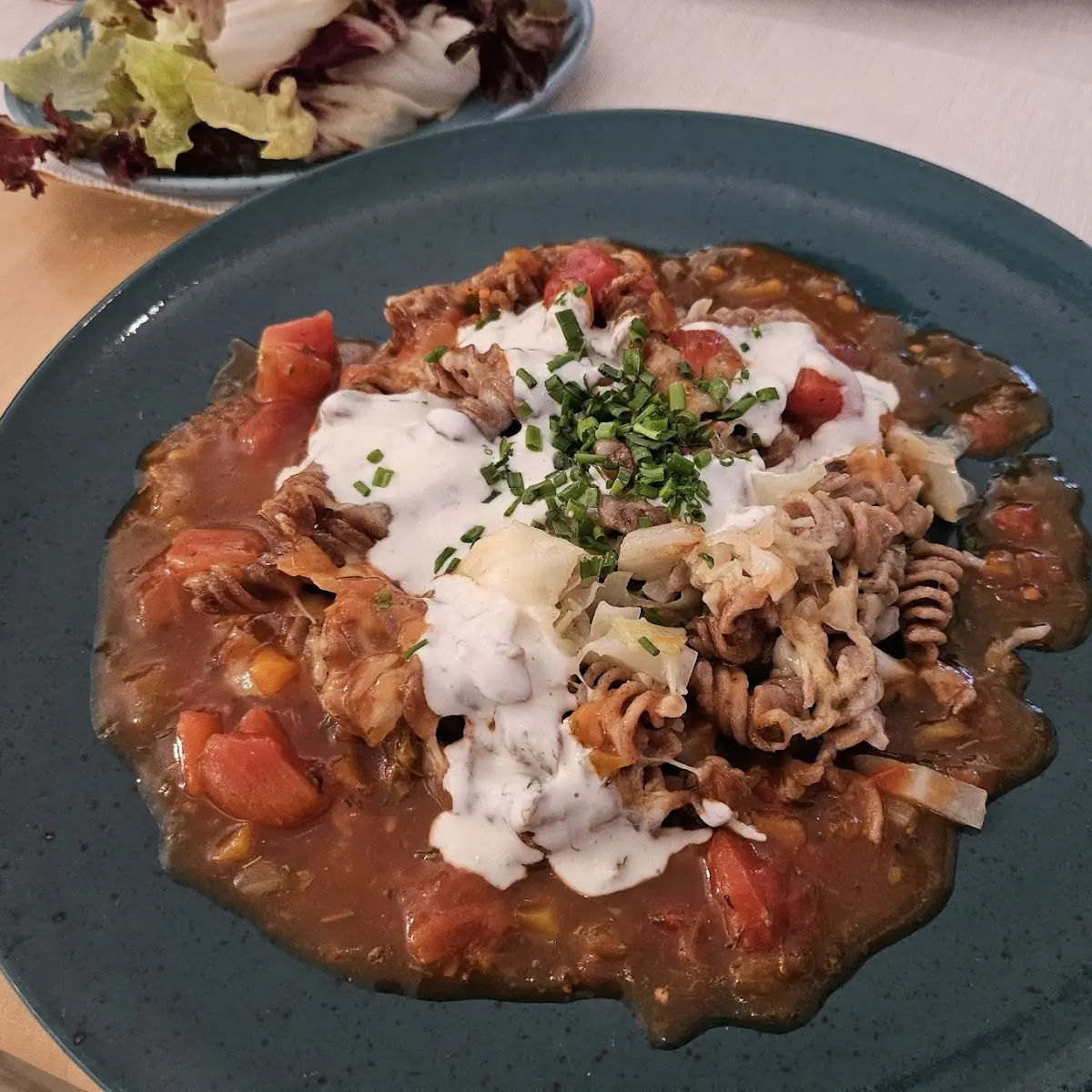 Vollkorn-krautnudeln Mit Käse Überbacken Paradeissauce Und Salat