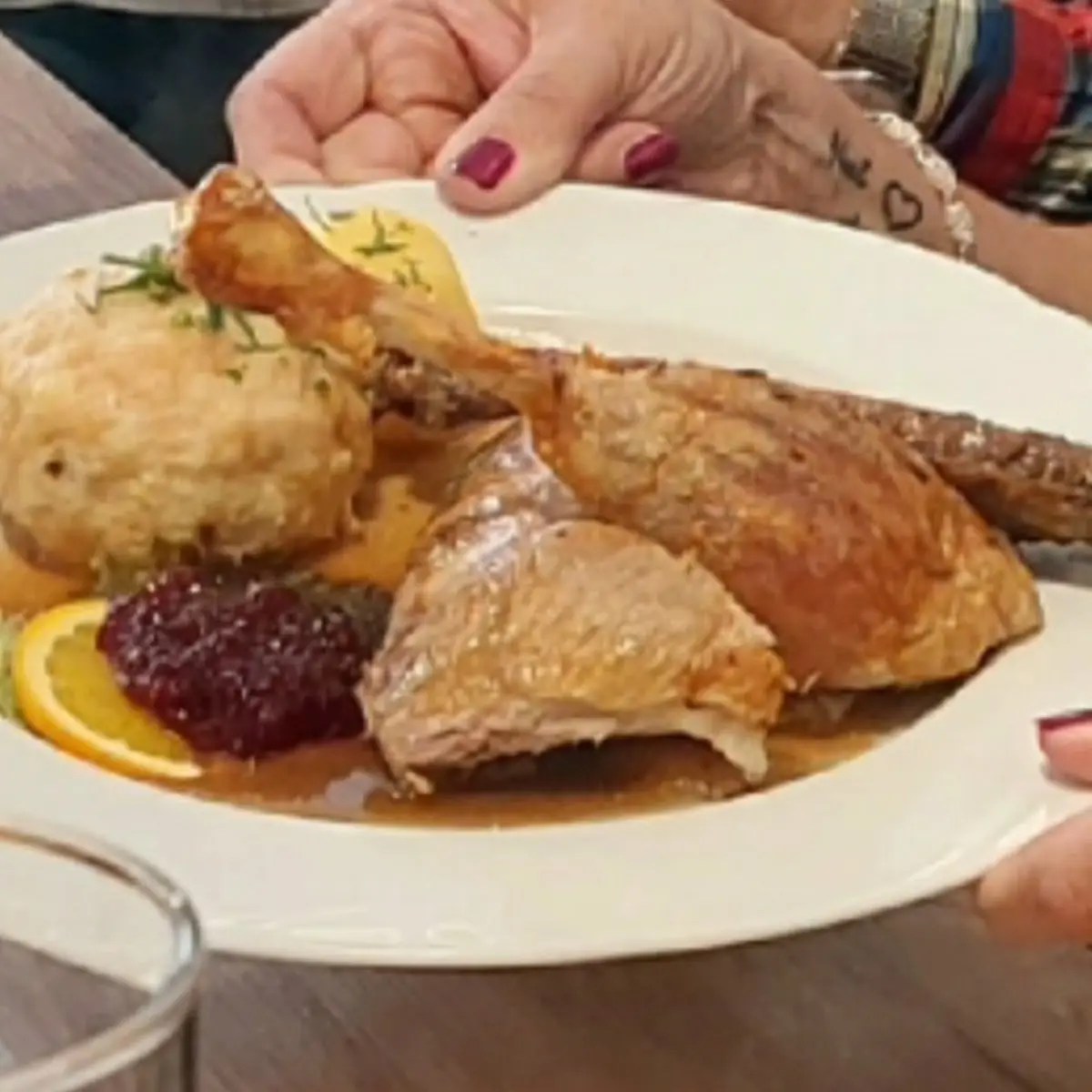 Gansl Mit Semmelknödel Und Kraut