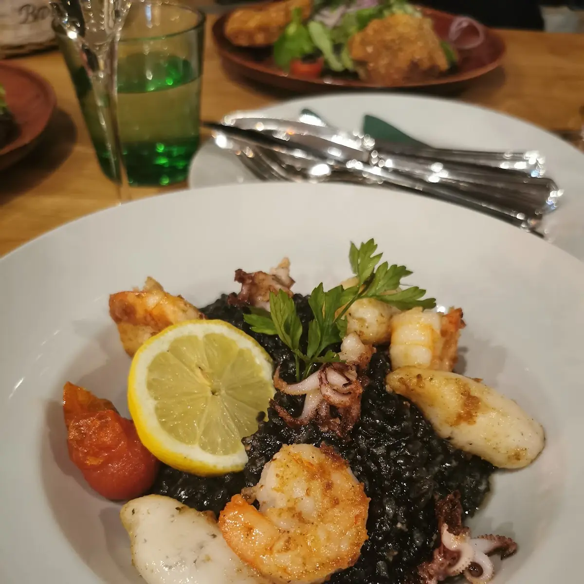 Schwarzes Risotto Mit Garnelen Und Oktupus