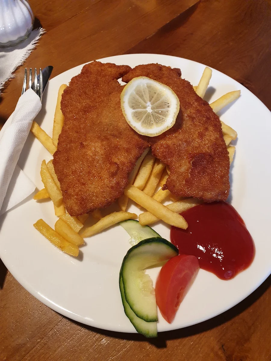 Schnitzel Wiener Art Mit Pommes Und Deko