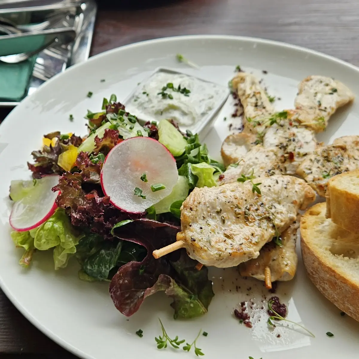 Hühnerspieß Mit Zaziki Und Salat