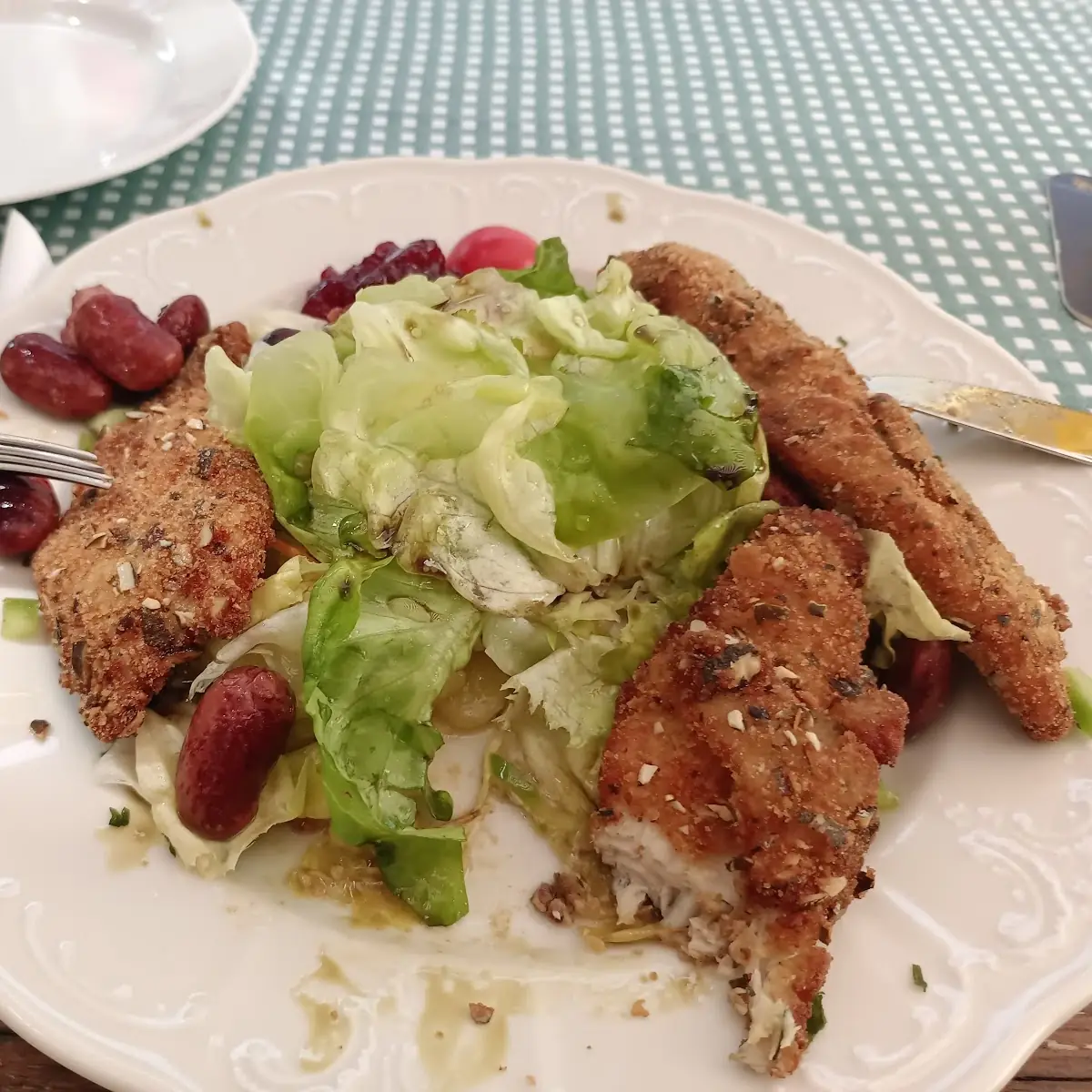 Saftiges Hühnerfilet Auf Gemischtem Salat Mit Käferbohnen Garniert