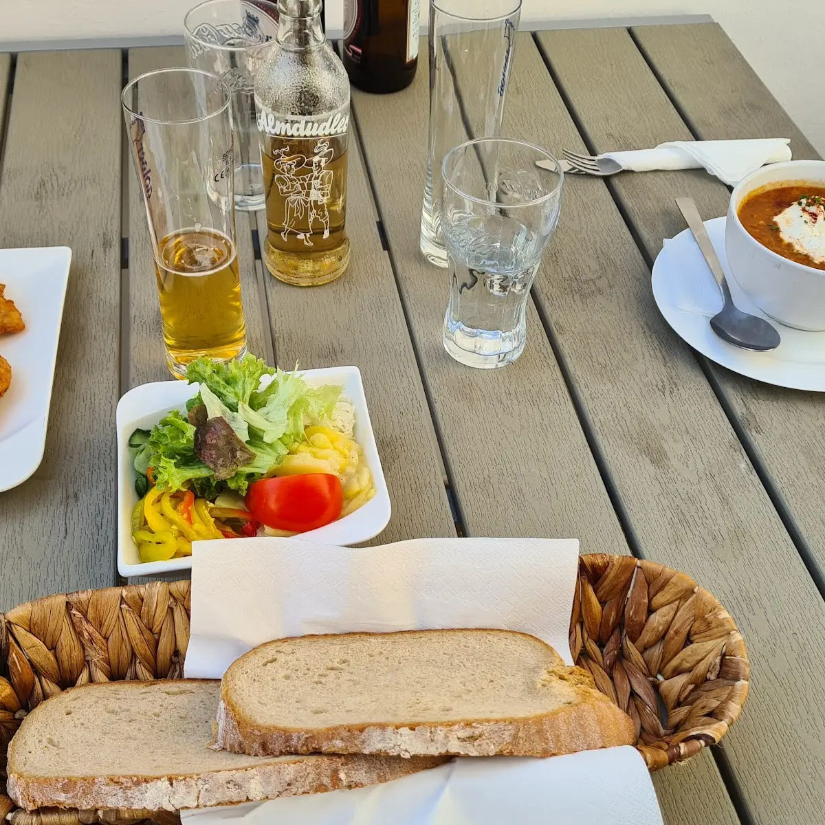 Surschnitzel Mit Gemischtem Salat Krautsuppe Und Brot